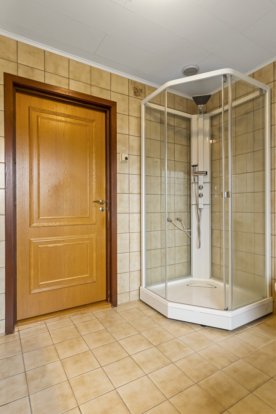 Badet er utstyrt med et nyere dusjkabinett. Galleribilde