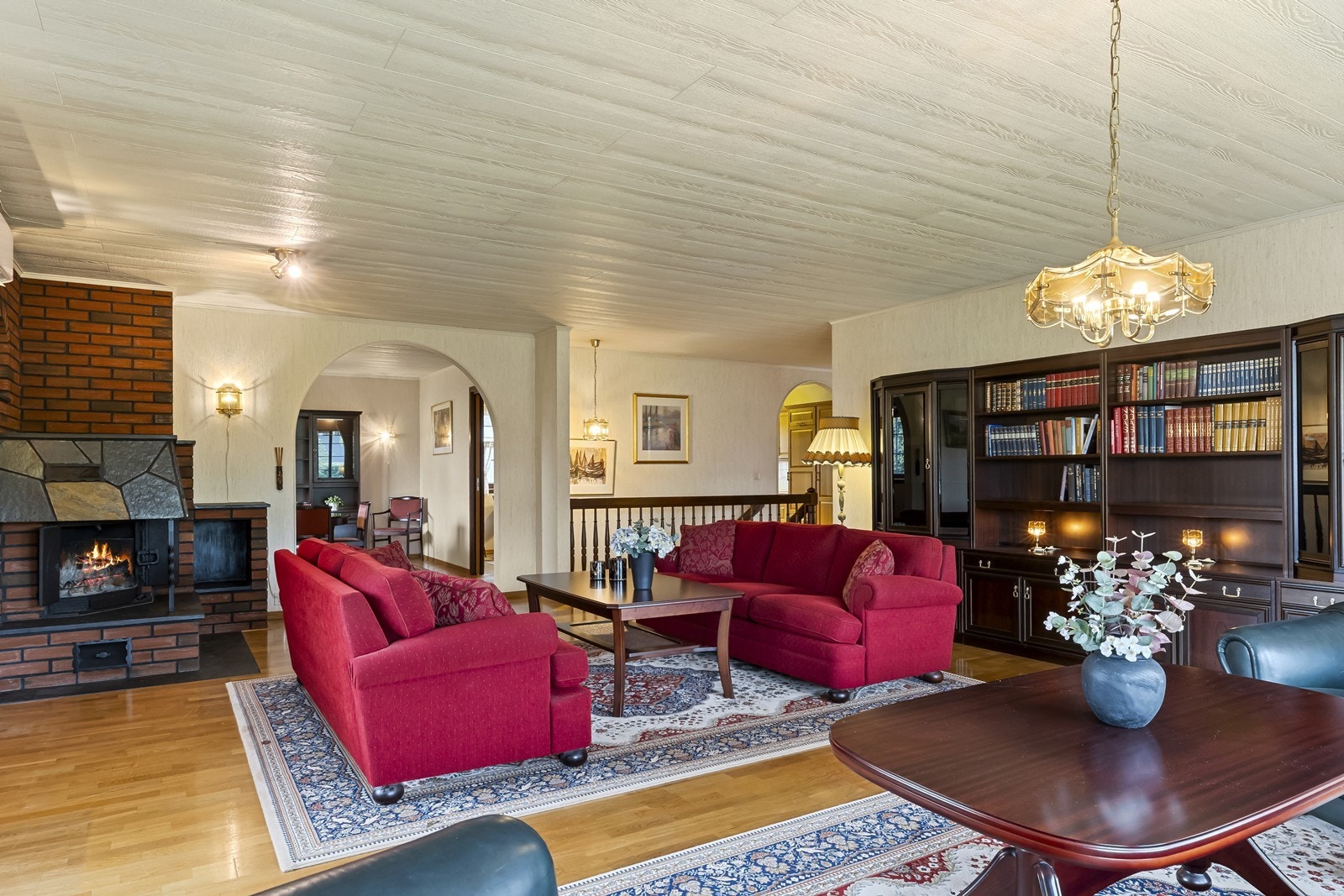 Fra stuen er det en åpen og luftig overgang mot spisestuen og trapperommet. Galleribilde