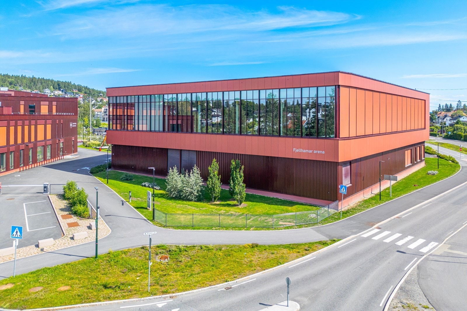 Fjellhamar arena i tilknytning til skolene med bl.a idrettshall og svømmehall. Galleribilde