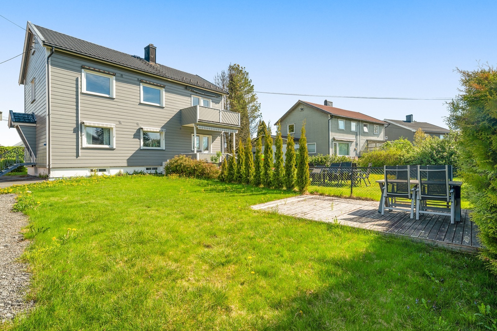 Terrasseplatting i hagen og usjentert balkong i 2 etg. Galleribilde