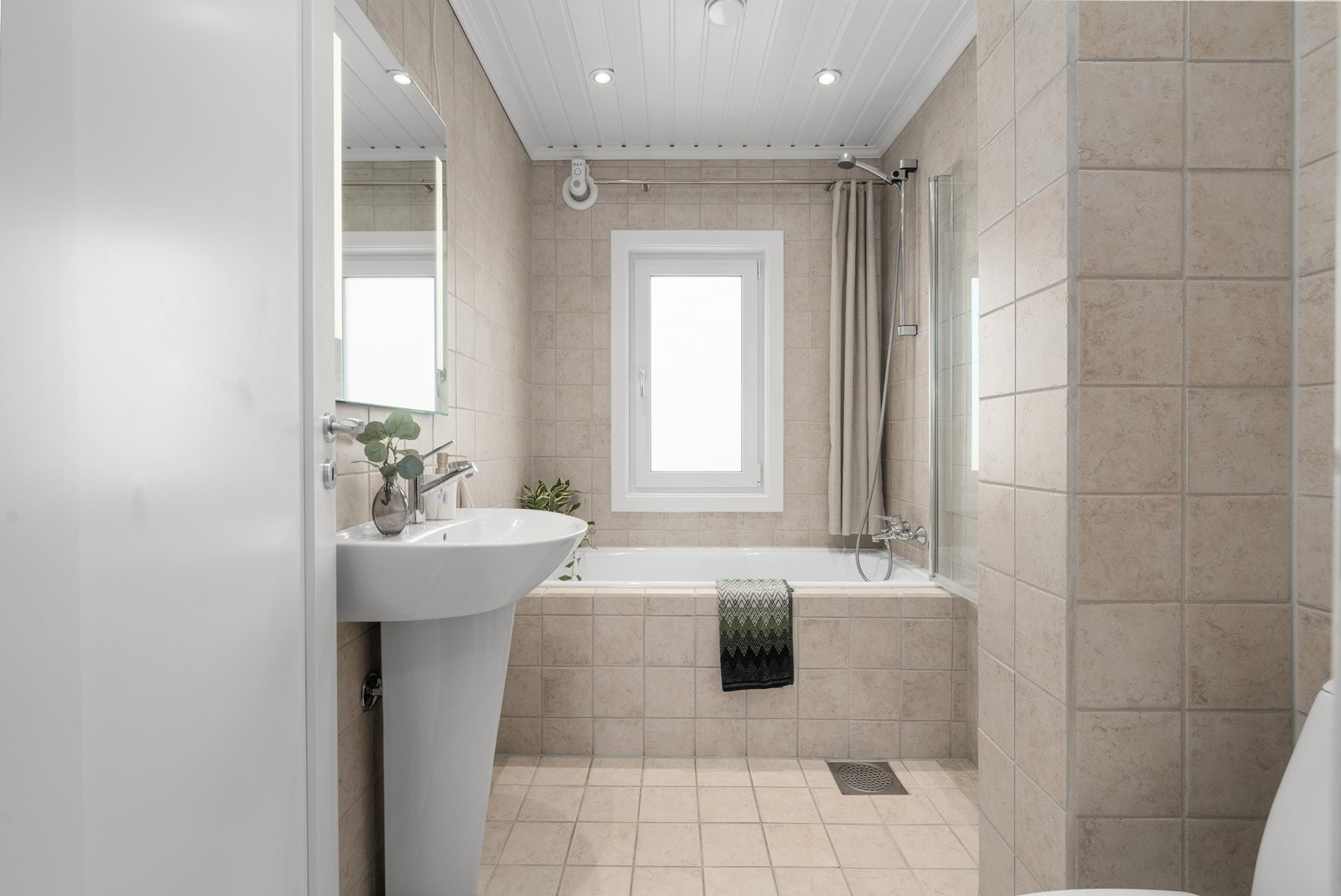 Flislagt bad, restaurert i 2005. Varme i gulv, downlights i tak. Galleribilde