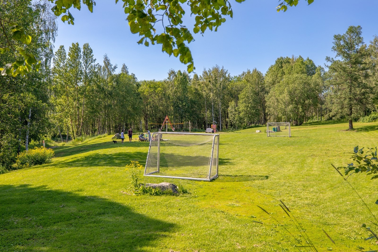 I nabolaget finnes bl.a lekeplasser, akebakke og her avbildet Fjellhamardammen Miljøpark. Galleribilde