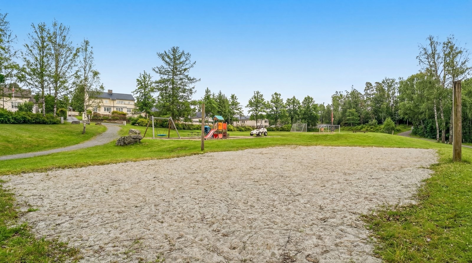Her bor man nært skoler, togstasjon og buss, Strømmen stadion, Fjellhamar Arena, Akershus universitetssykehus (Ahus) og Fjellhamardammen miljøpark, i tillegg til badeplasser ved både Vesletjernet og Langvannet. Galleribilde