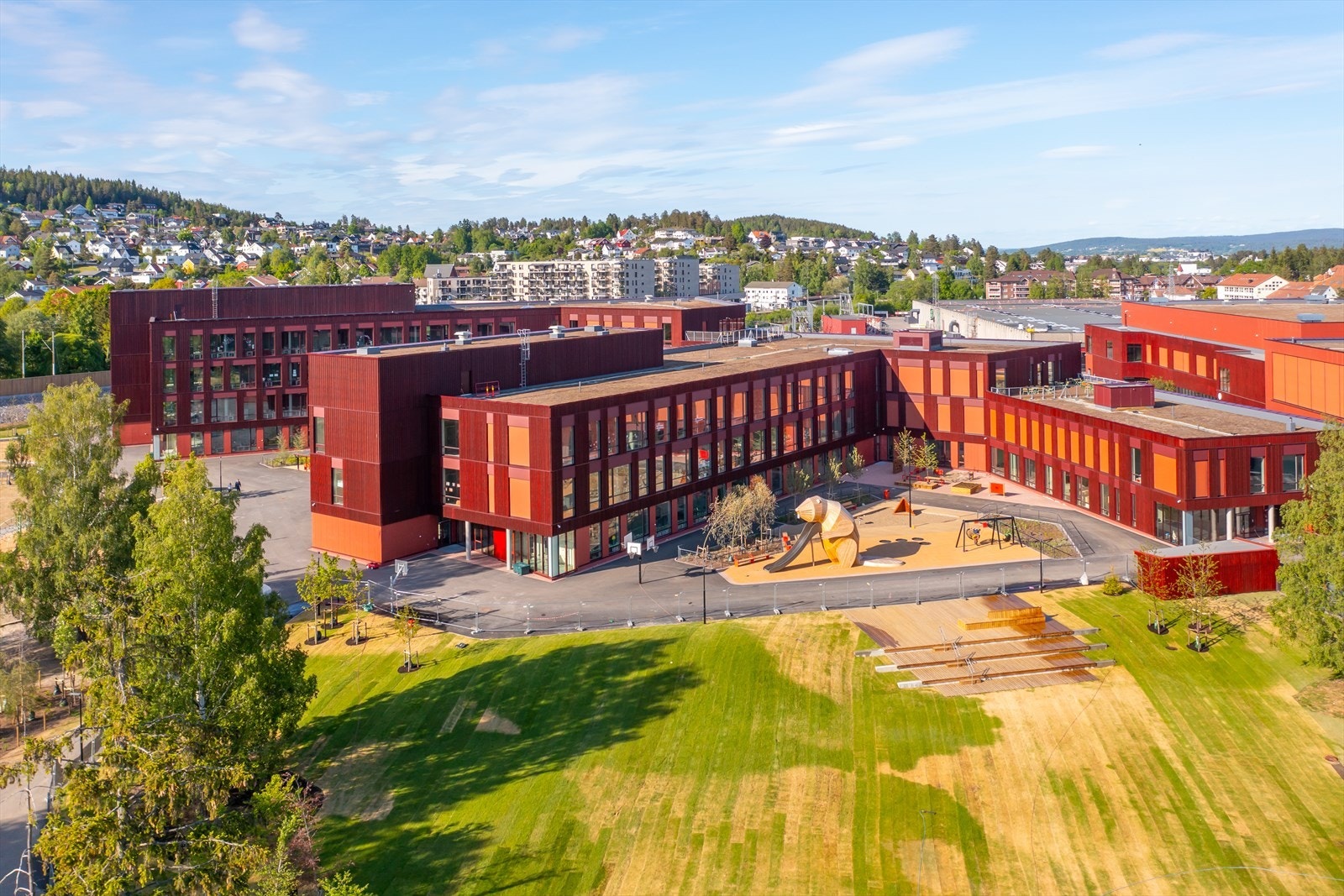Gangavstand til skoler i alle trinn. Her prisbelønte Fjellhamar skole med bla. fantastiske uteområder og moderne bygg. Galleribilde