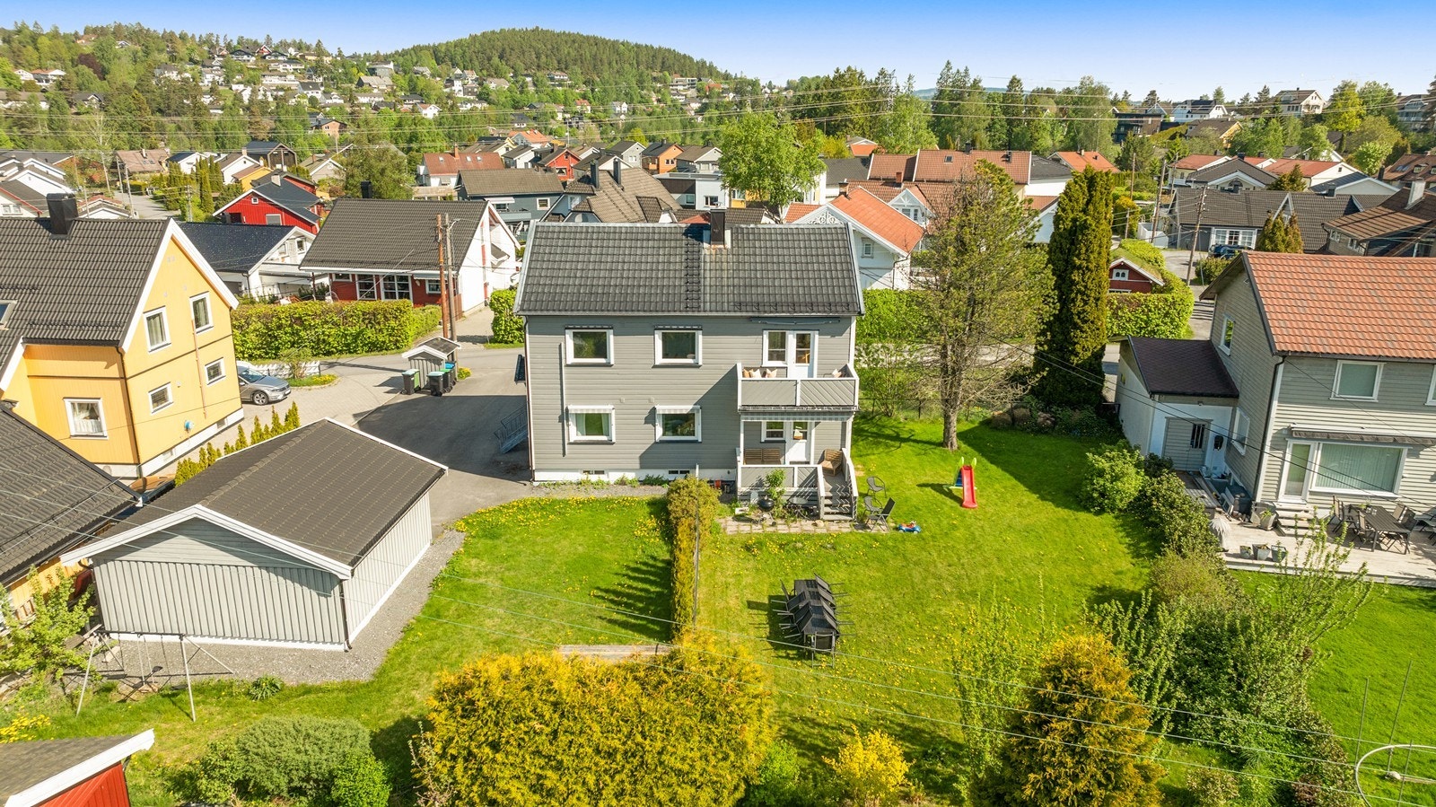 Leiligheten disponerer deler av hagen foran og bak huset, garasjeplass i dobbel garasje og to kjellerboder. Galleribilde
