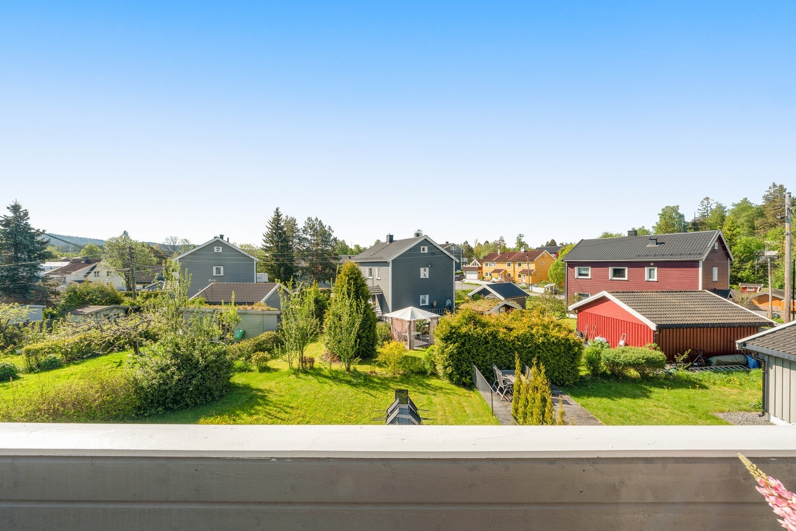 Utgang til usjenert balkong i 2etg. med utsyn over nabolaget samt gode solforhold Galleribilde