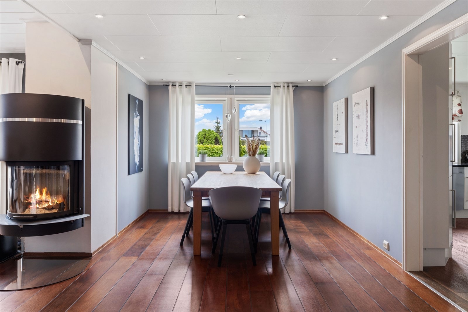 Spisestuen har plass til et stort spisebord for hele familien. Galleribilde