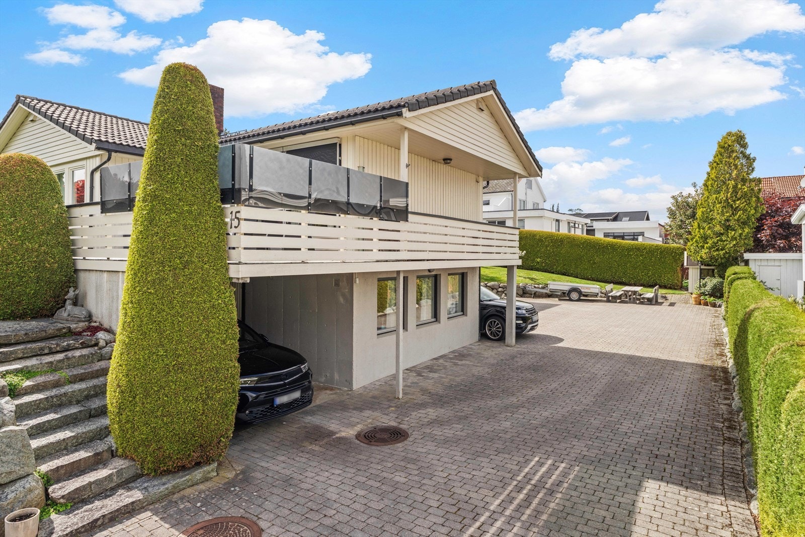 Parkering i carport og på egen gårdsplass med god plass til flere biler. Galleribilde