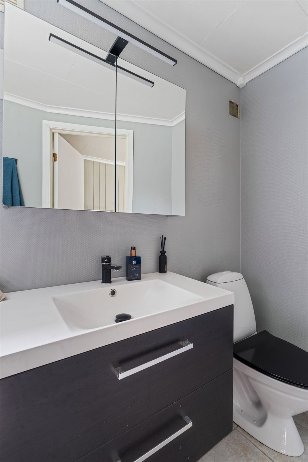 Badet i hybelen har våtromstapet på veggene og flislagt gulv. Galleribilde