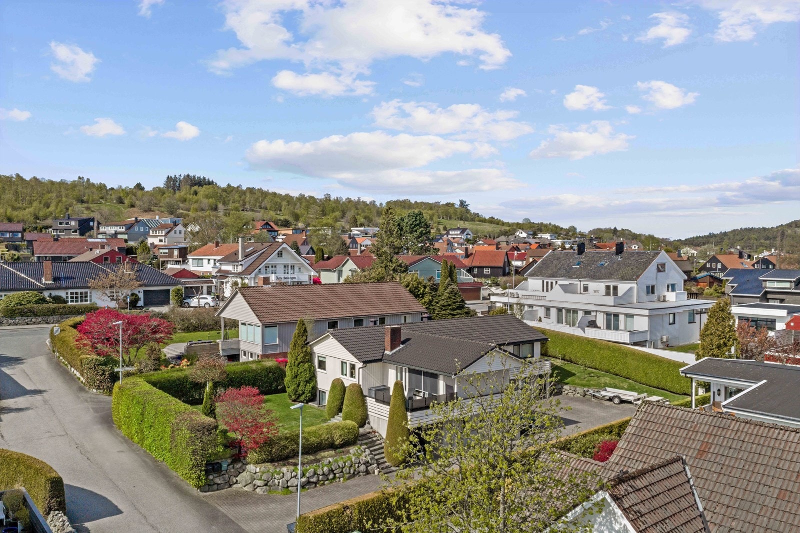 Nærmeste busstopp, Dalsetveien, ligger kun tre minutter unna og gir gode forbindelser videre. Galleribilde