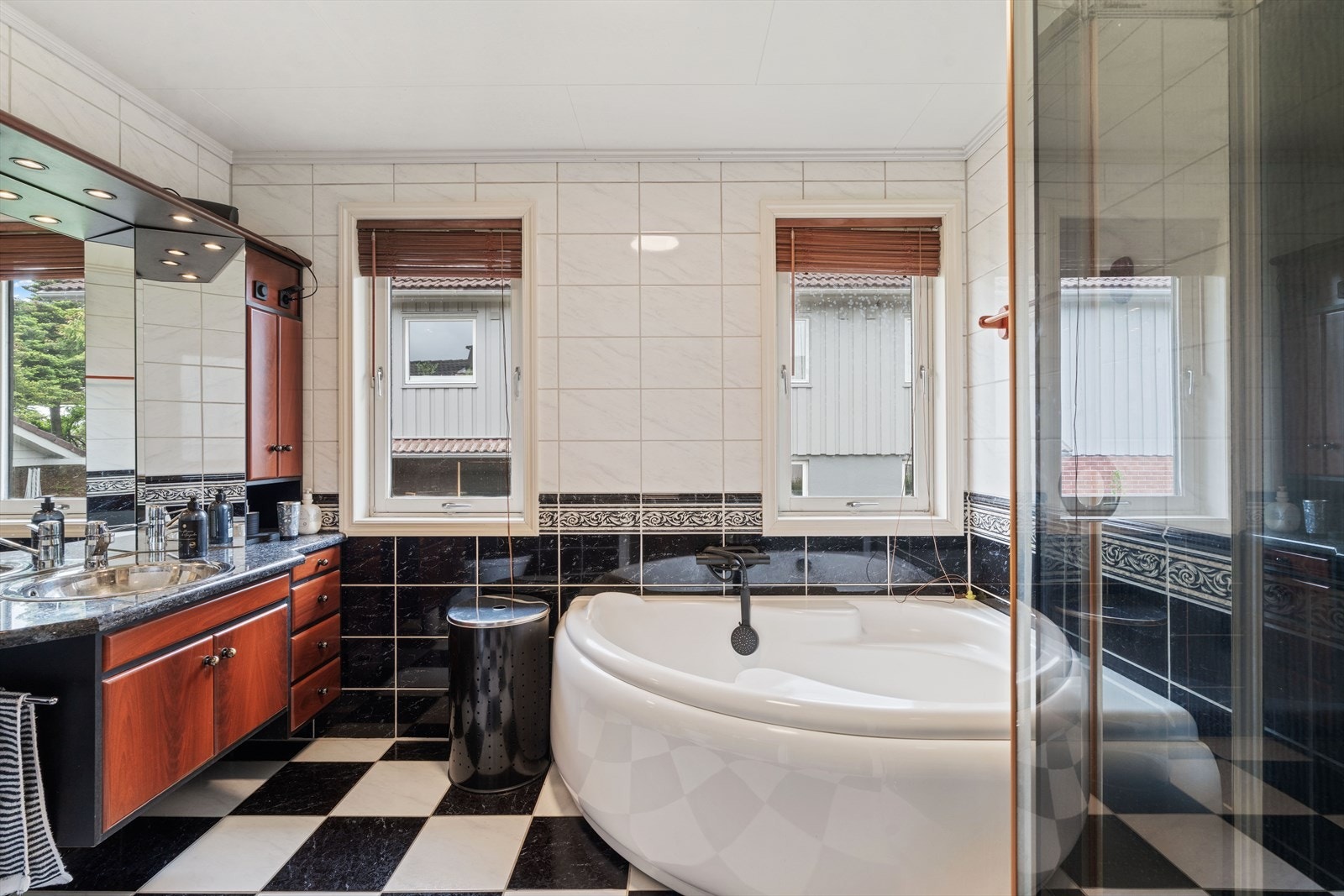 Badet har elektriske varmekabler i gulvet og innredning med nedfelt servant. Galleribilde