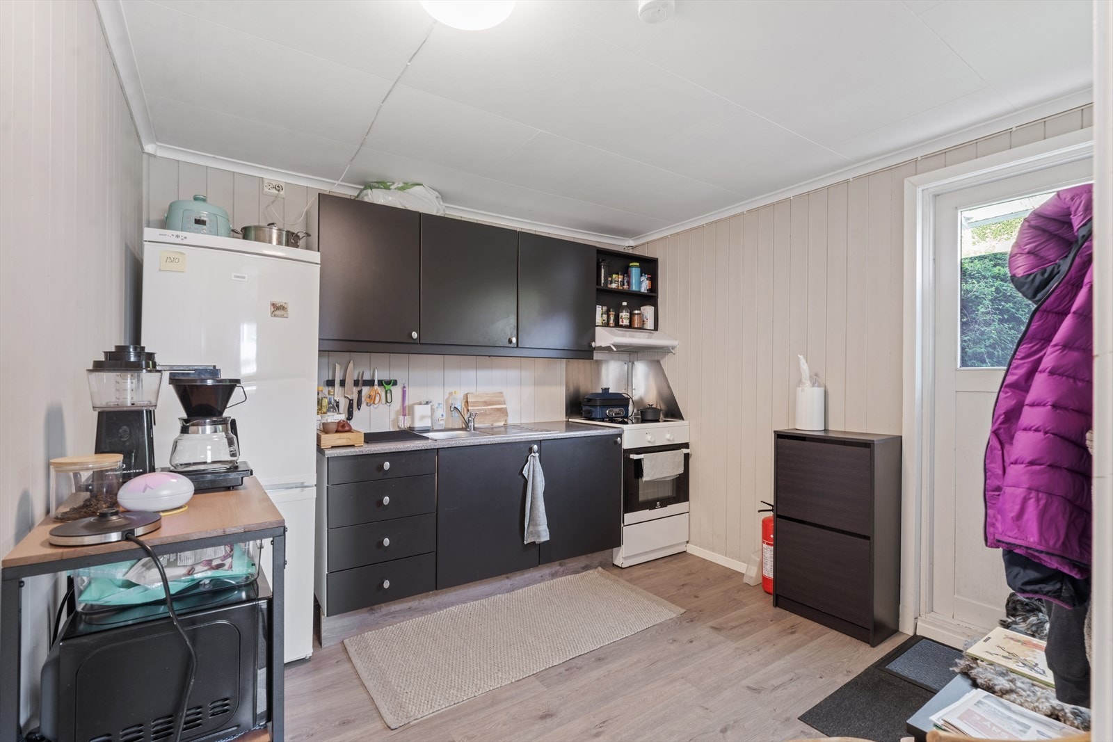 Kjøkkenet er utstyrt med kjøl/fryseskap og komfyr. Galleribilde