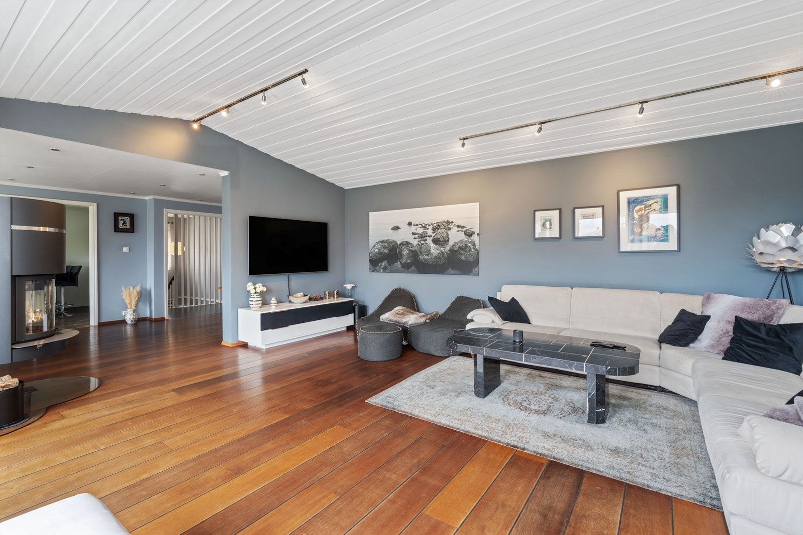 Stuen er romslig og har plass til en stor sofagruppe. Galleribilde