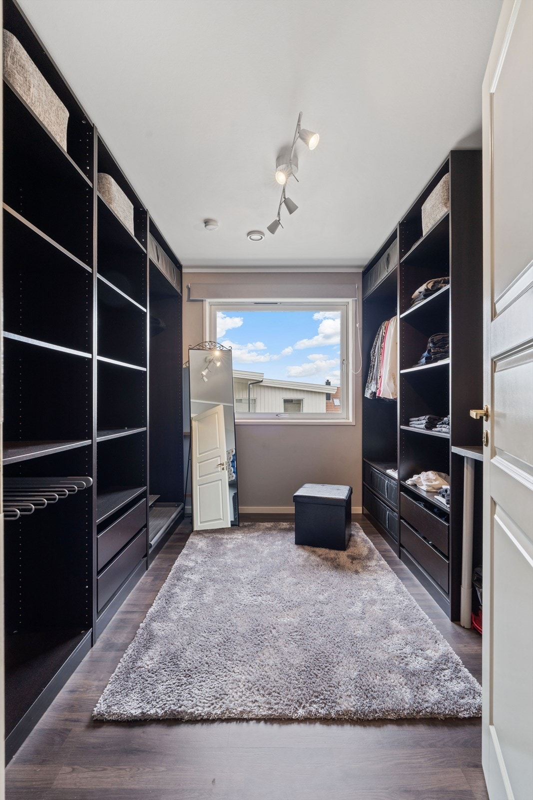 Praktisk walk-in-closet i tilknytning til et av soverommene gir rikelig med oppbevaringsplass. Galleribilde
