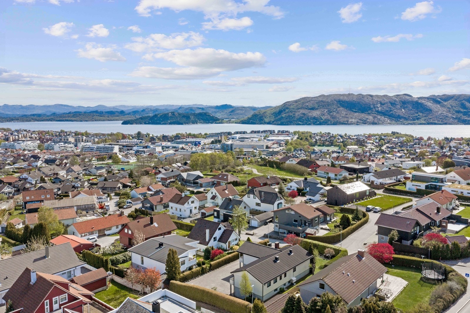 Eiendommen ligger høyt og fritt på Øvre Vaulen med utsikt over Gandsfjorden, i et rolig og etablert nabolag. Galleribilde