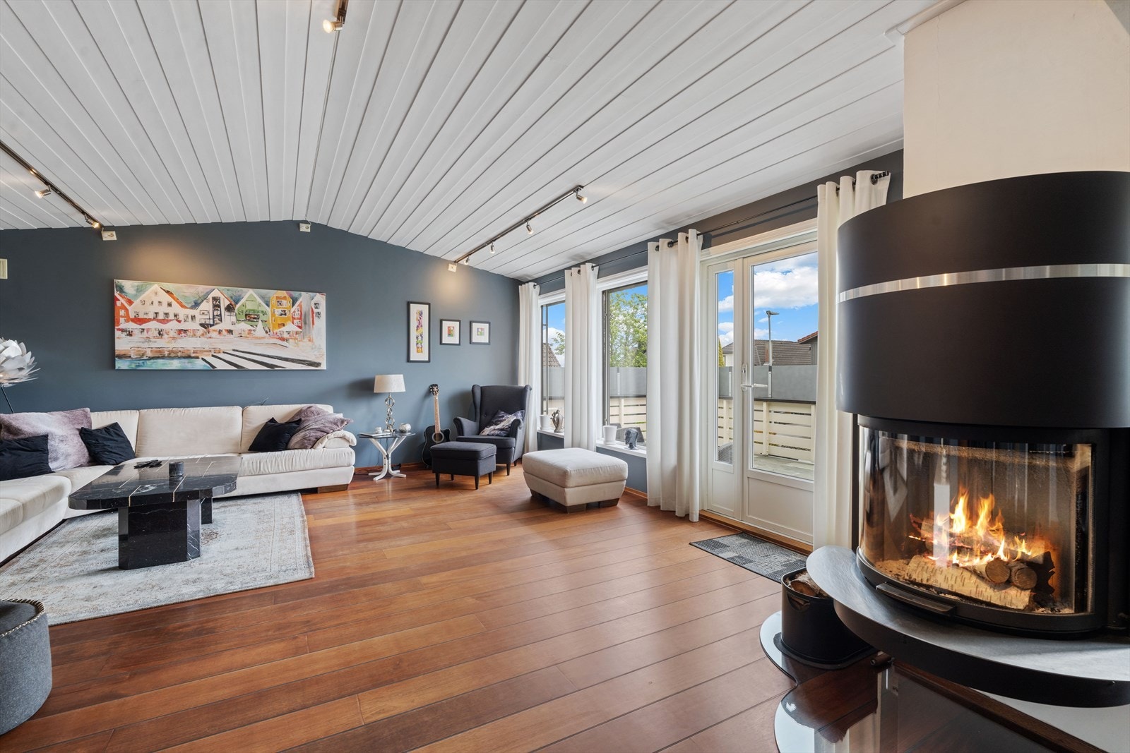 Fra stuen er det direkte utgang til en av boligens terrasser. Galleribilde