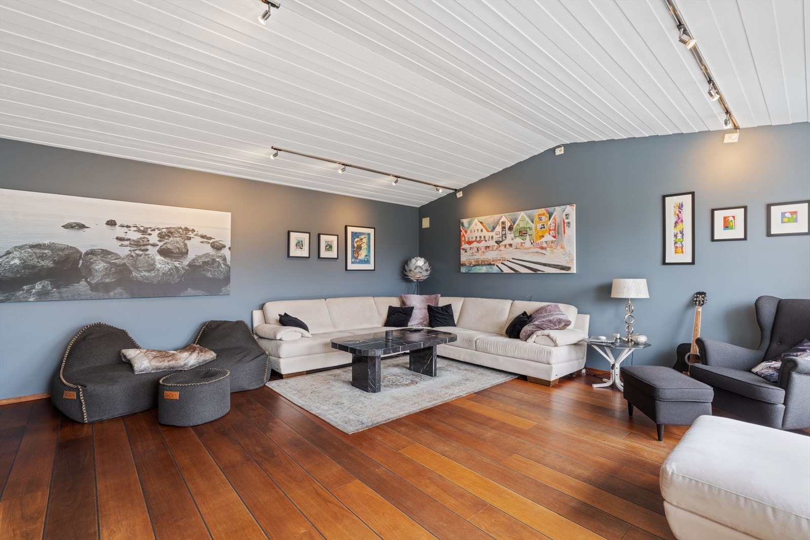 De store vindusflatene gir godt med naturlig lys til oppholdsrommene. Galleribilde