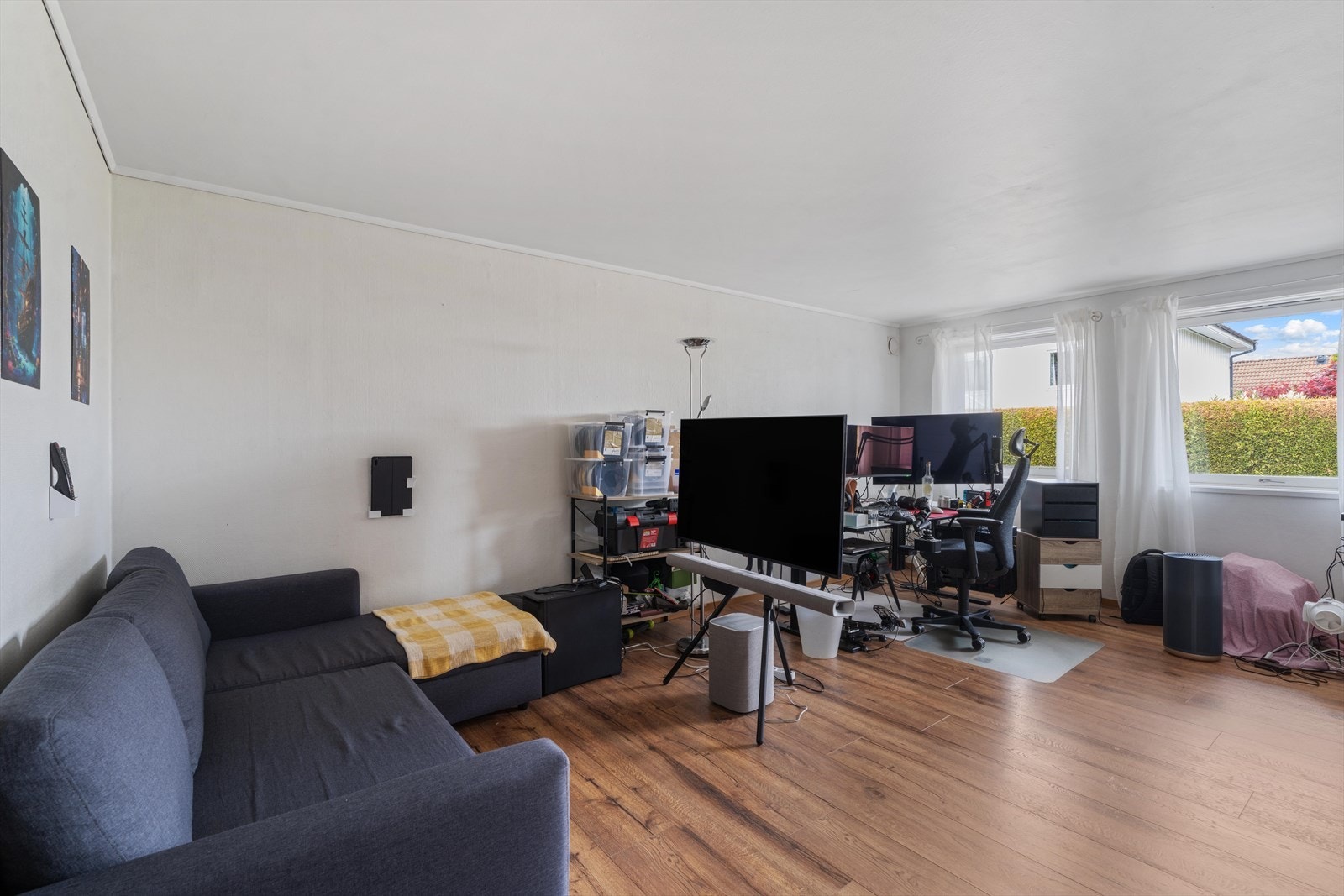 Rommet har laminat på gulvet og malte veggflater. Galleribilde