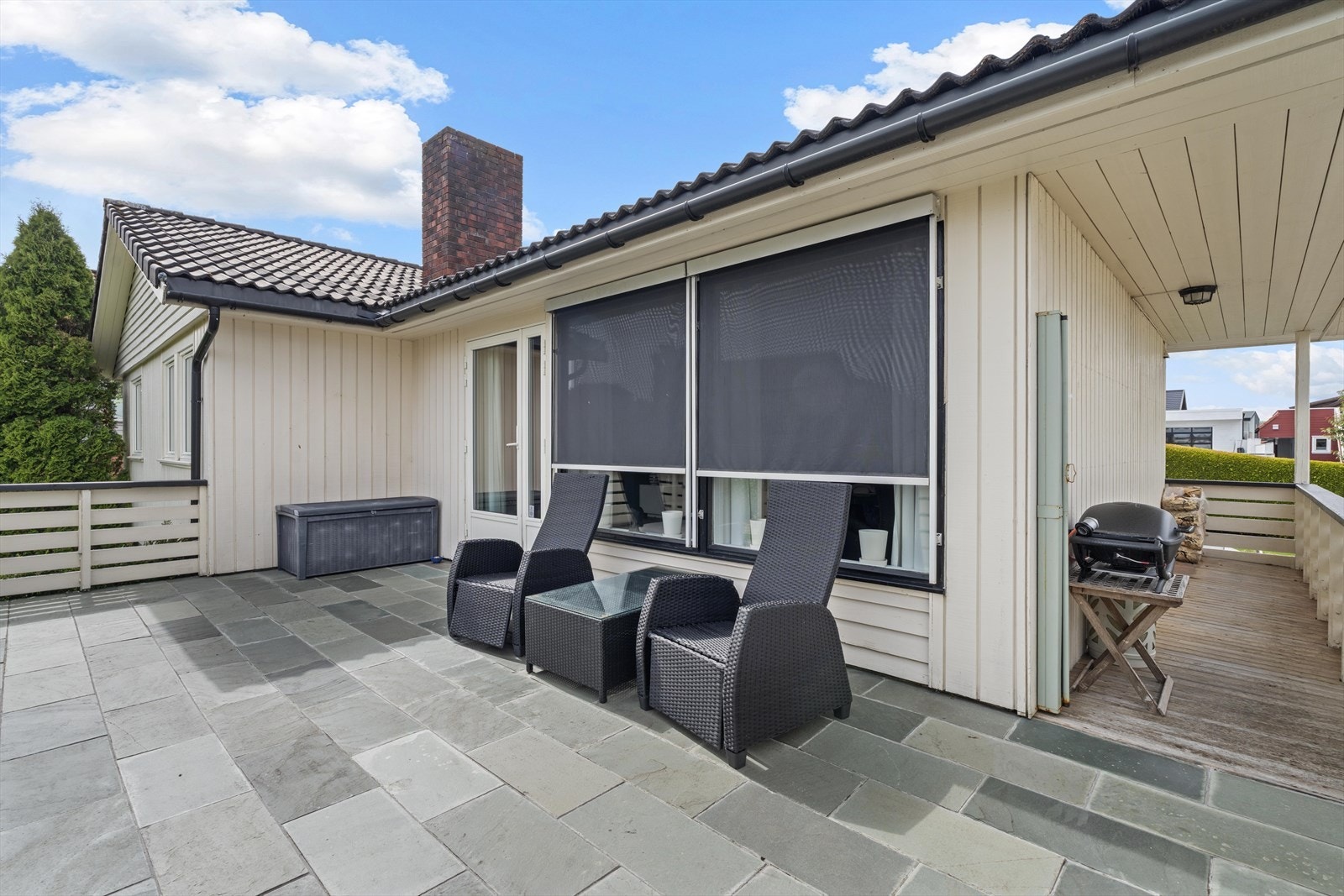 Stor terrasse med god plass til utemøbler. Totalt er det 39 m² med terrasse- og balkongareal. Galleribilde