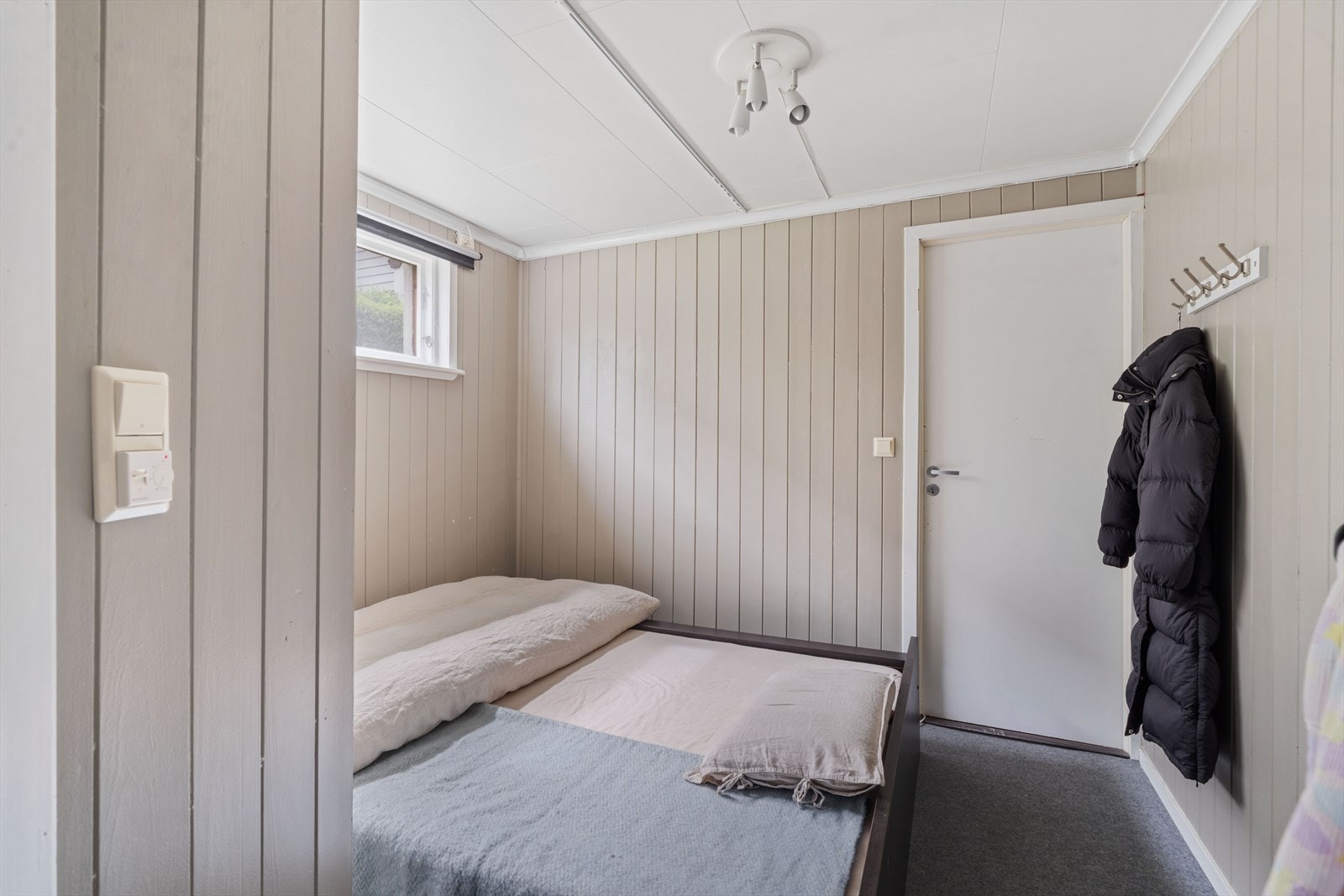 Soverom i hybelen med plass til seng og oppbevaring. Galleribilde