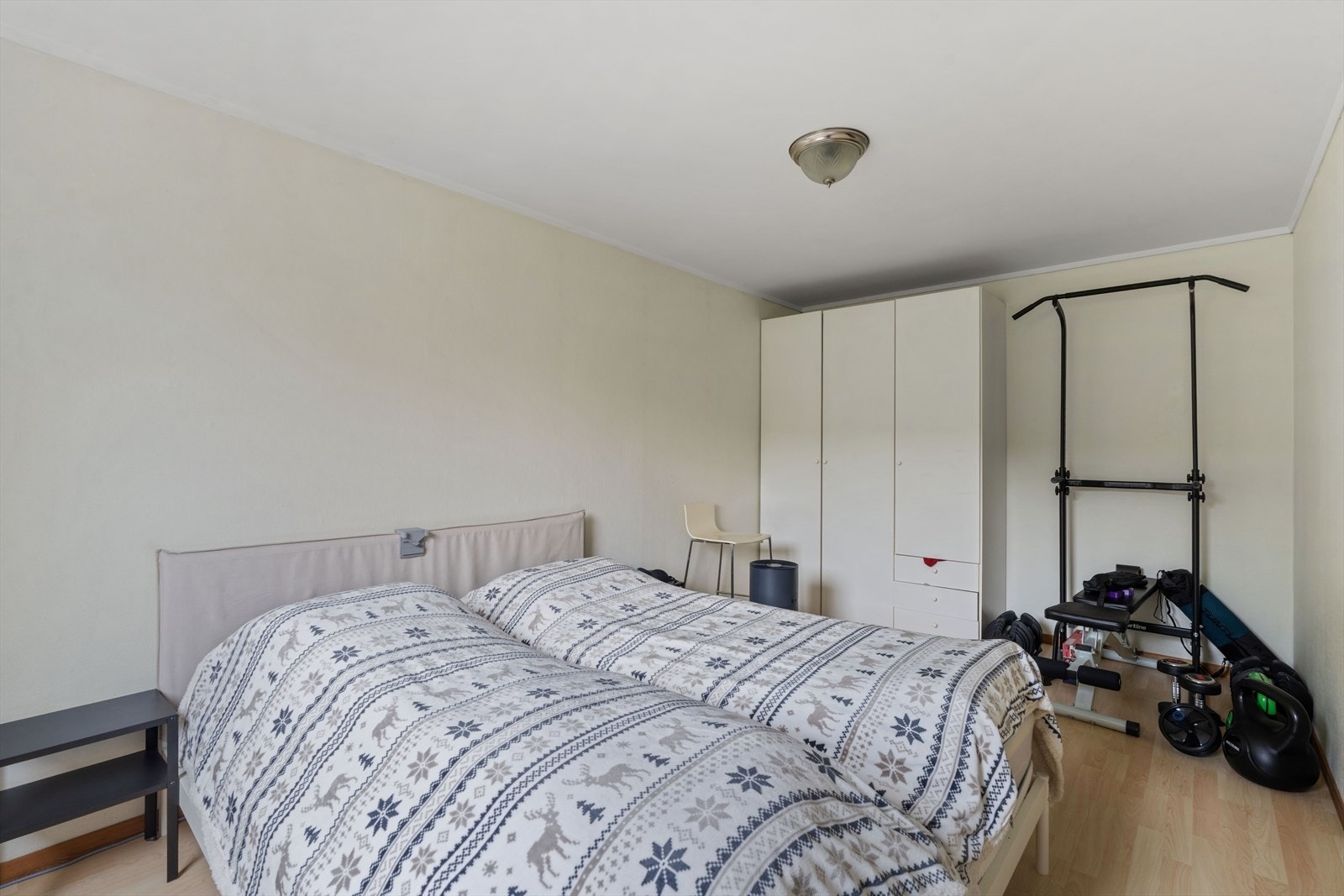 Soverom i leiligheten med plass til dobbeltseng og garderobeskap. Galleribilde
