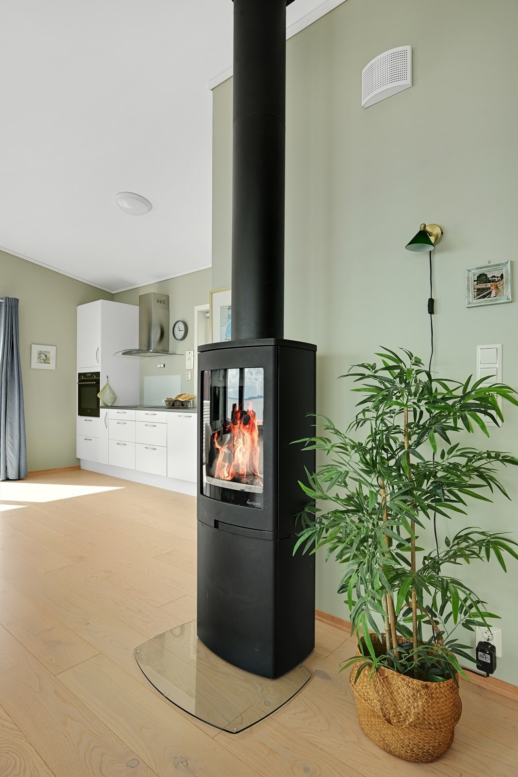 En moderne peisovn med isolert stålpipe gir ekstra varme og hygge. Galleribilde