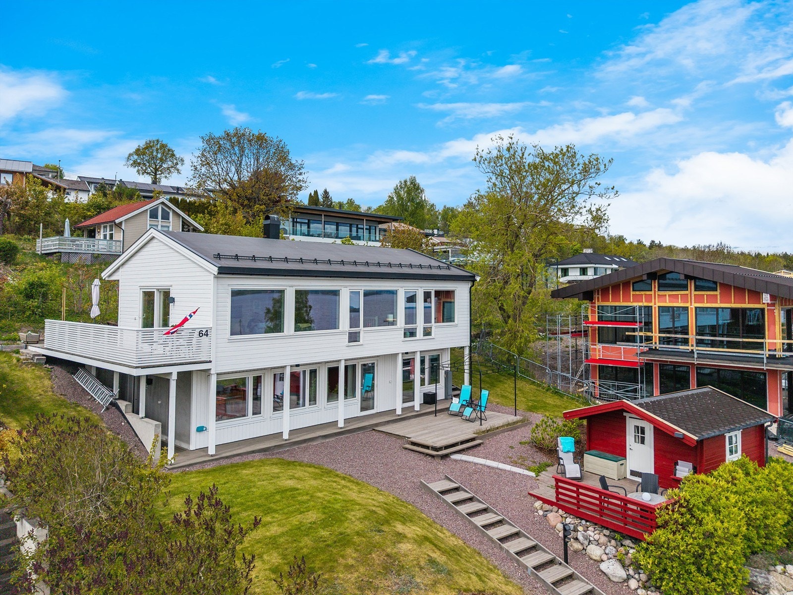Enebolig fra 2018 i andre husrekke fra sjøen, med en storslagen utsikt over Oslofjorden.
Foto: Fotofinish AS Galleribilde