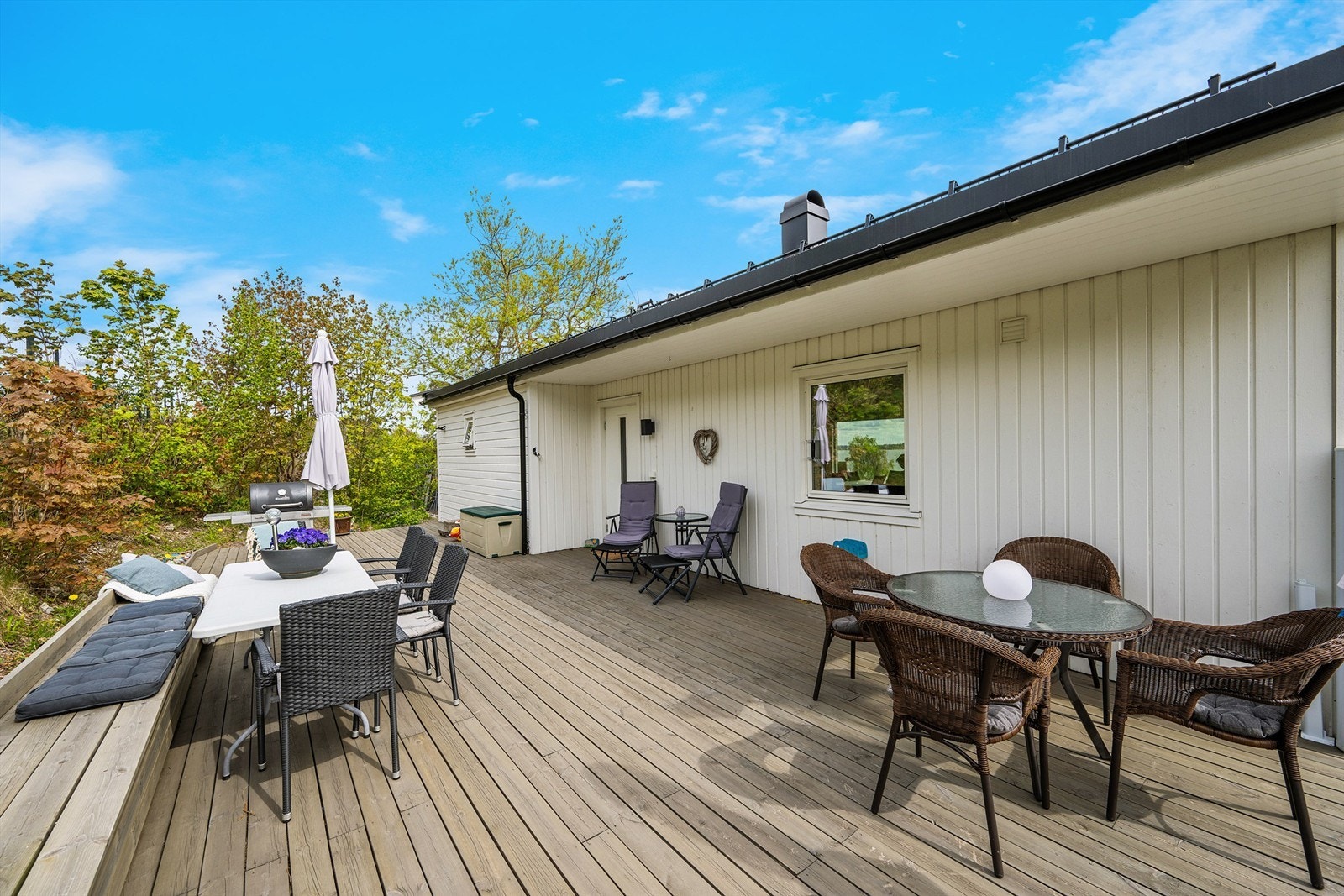 Her er det god plass til flere sittegrupper, langbord og grill. Galleribilde