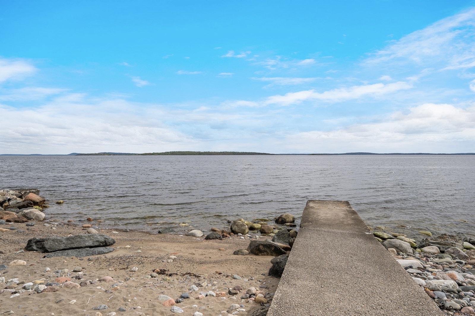 Fra eiendommen er det bare å spasere ned til bryggen for et morgenbad. Barnevennlig med en liten sandstrand! Galleribilde