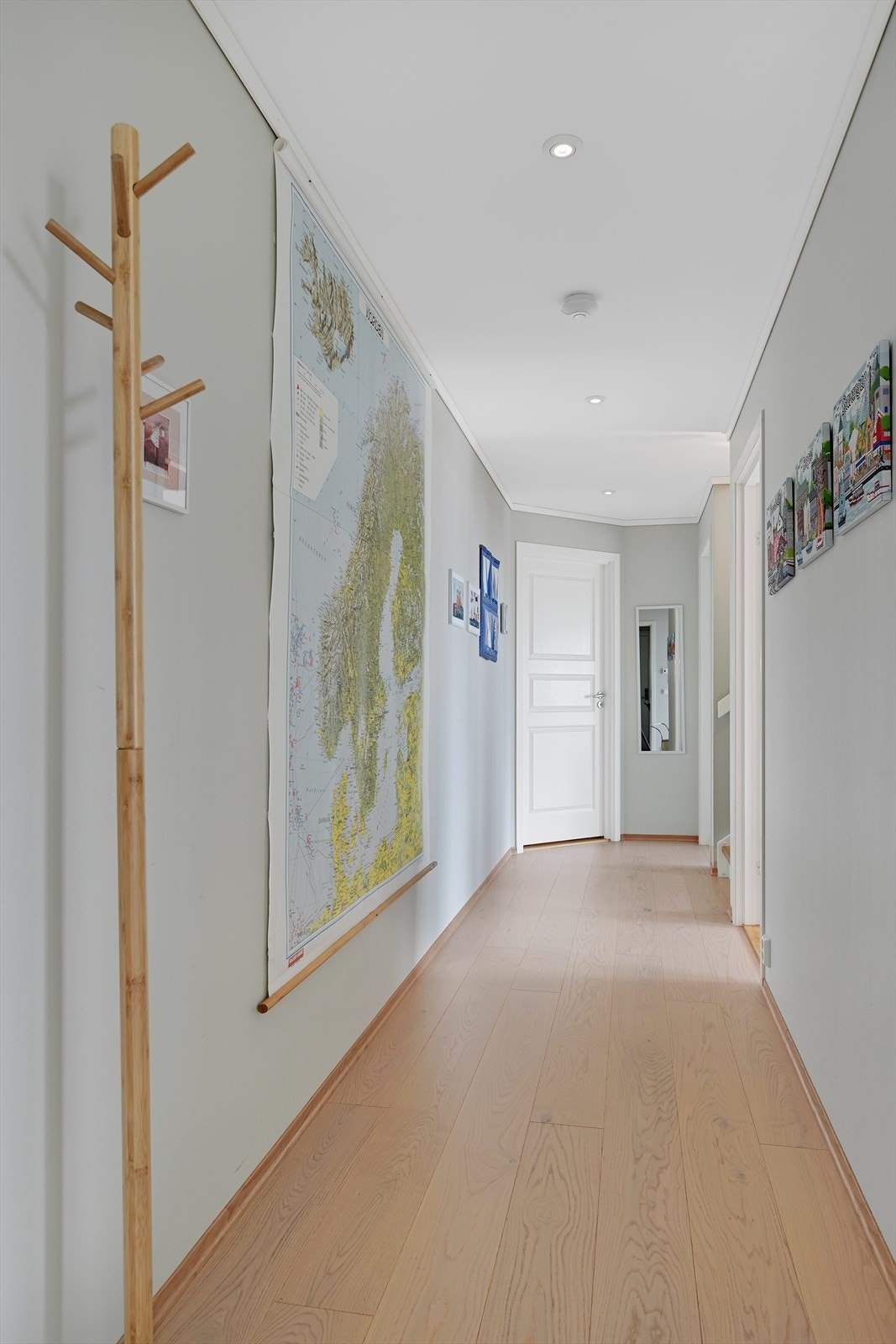 Gangen i underetasjen har parkettgulv og elektrisk gulvvarme. Galleribilde