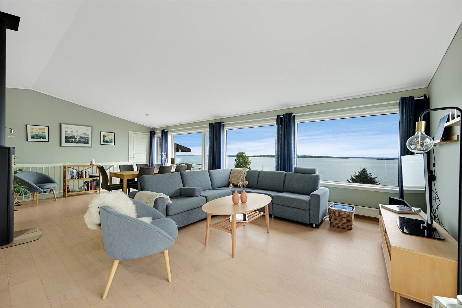 Stuen har god plass til både en romslig sofagruppe og spisebord. Enstavs eikeparkett på gulver. Galleribilde