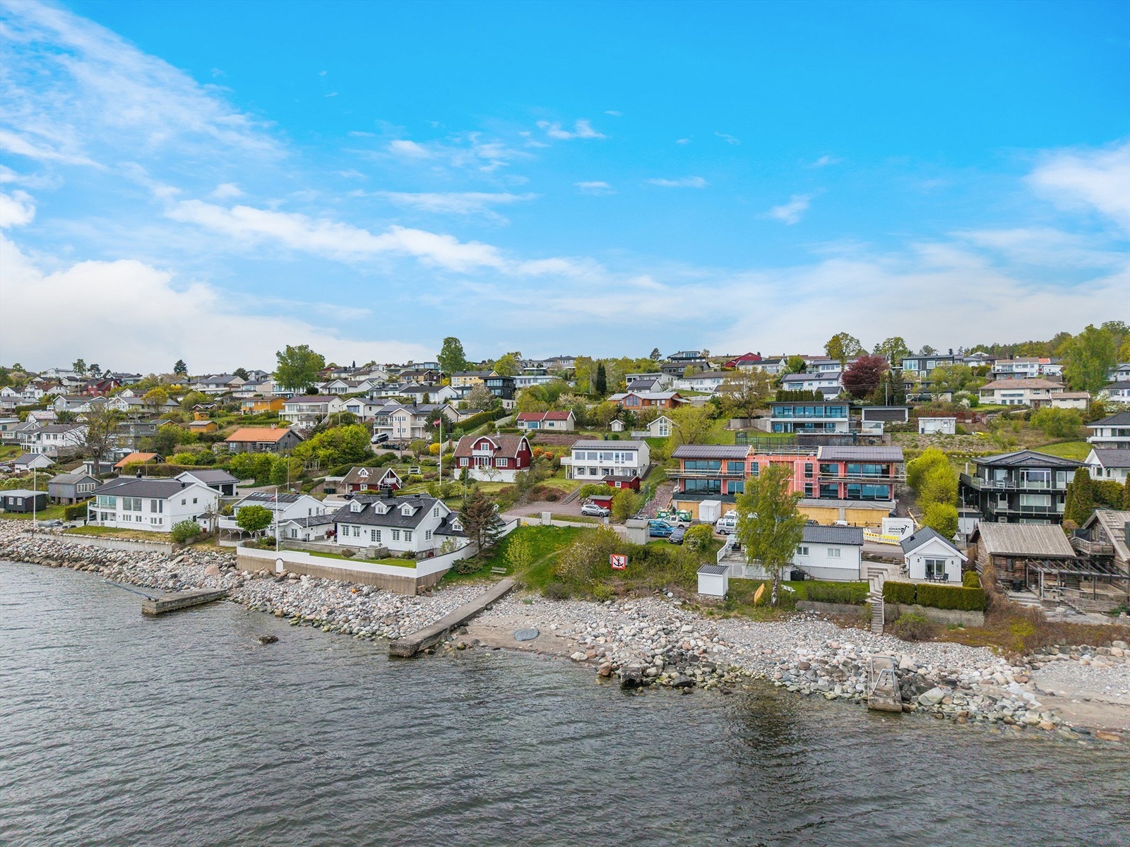 Kystlinjen preges av sjarmerende bebyggelse og flotte turområder. Galleribilde