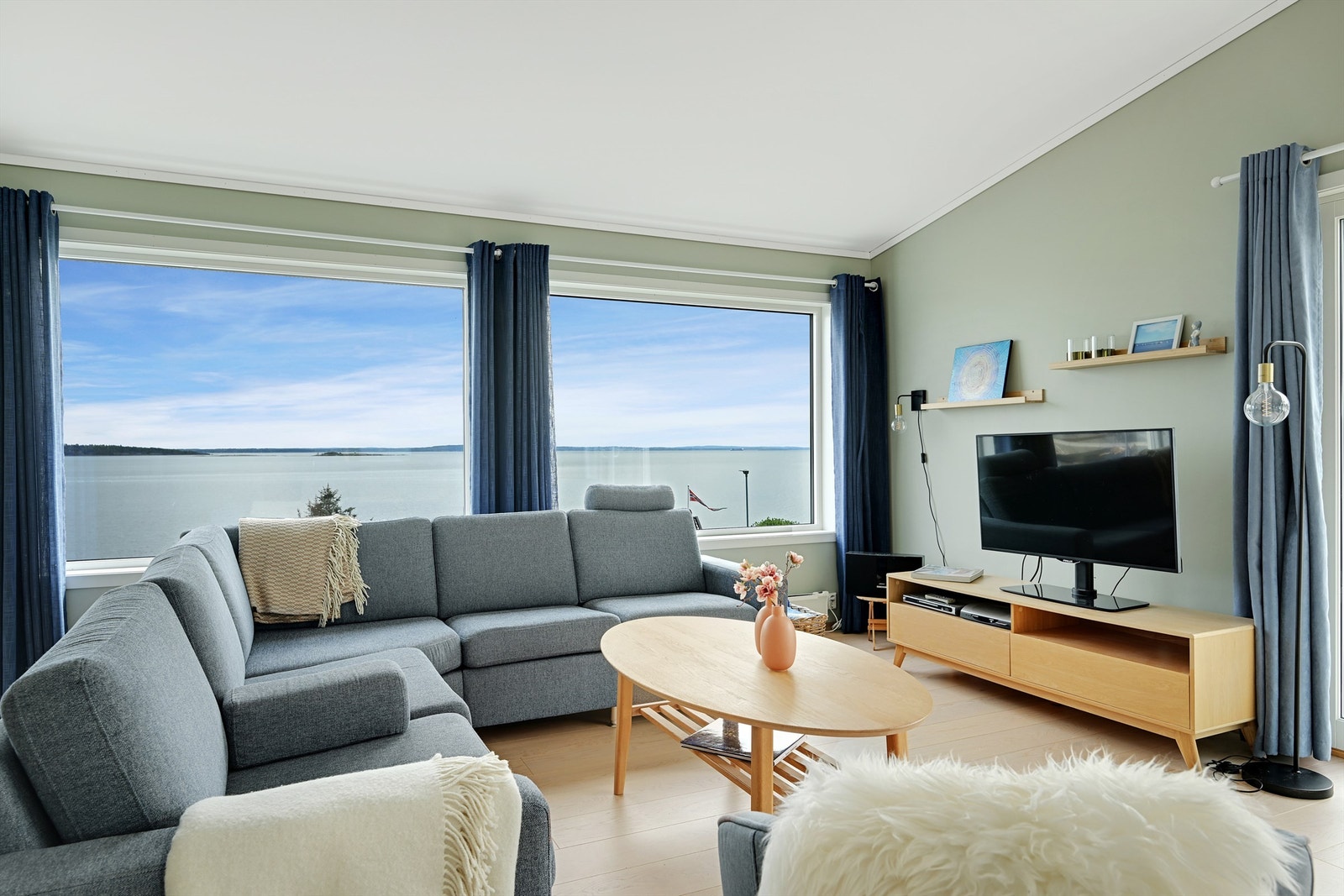 Store vindusflater rammer inn den flotte sjøutsikten. Galleribilde