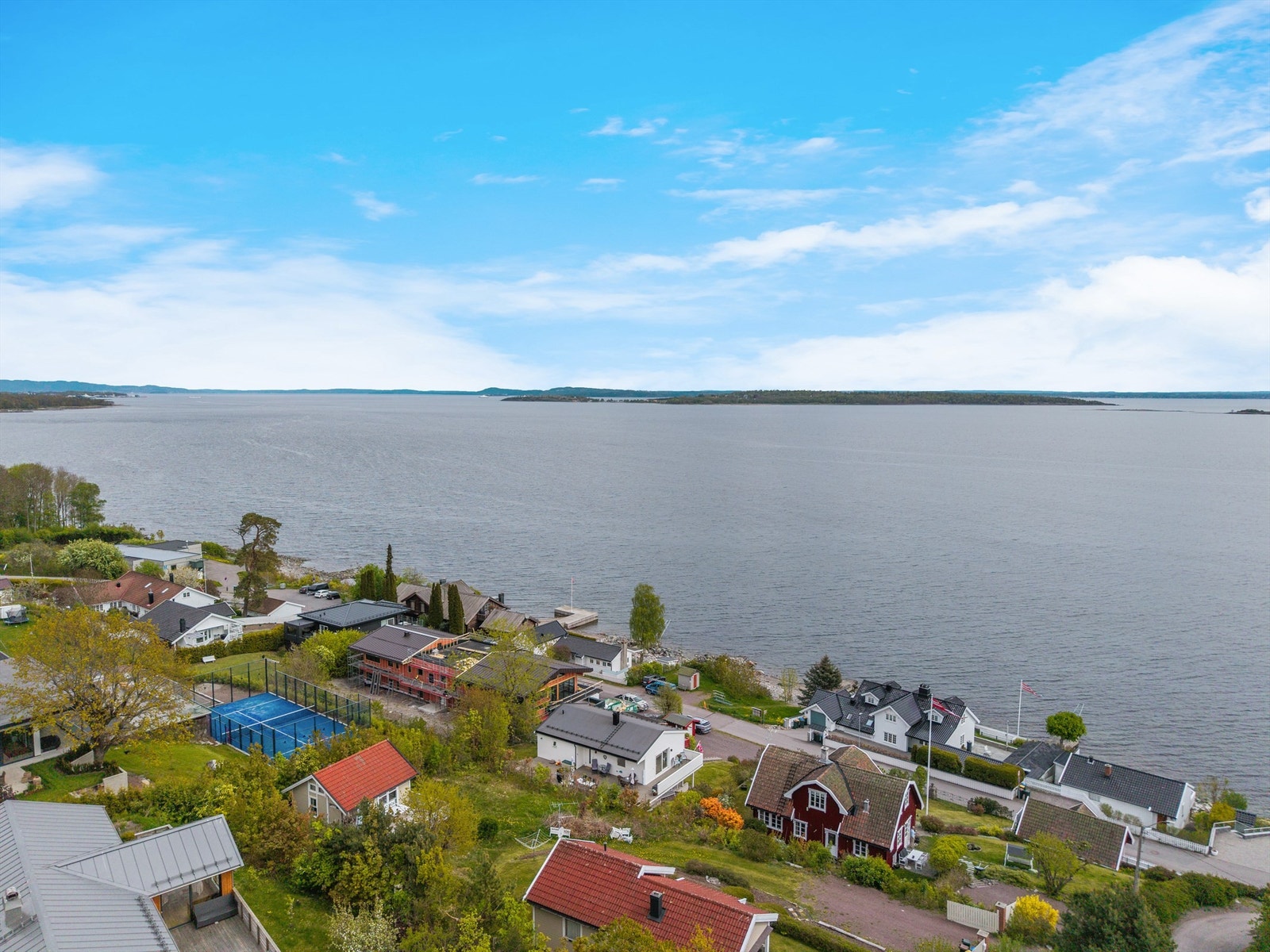 Eiendommen ligger i et idyllisk og veletablert område i Åsgårdstrand. Galleribilde