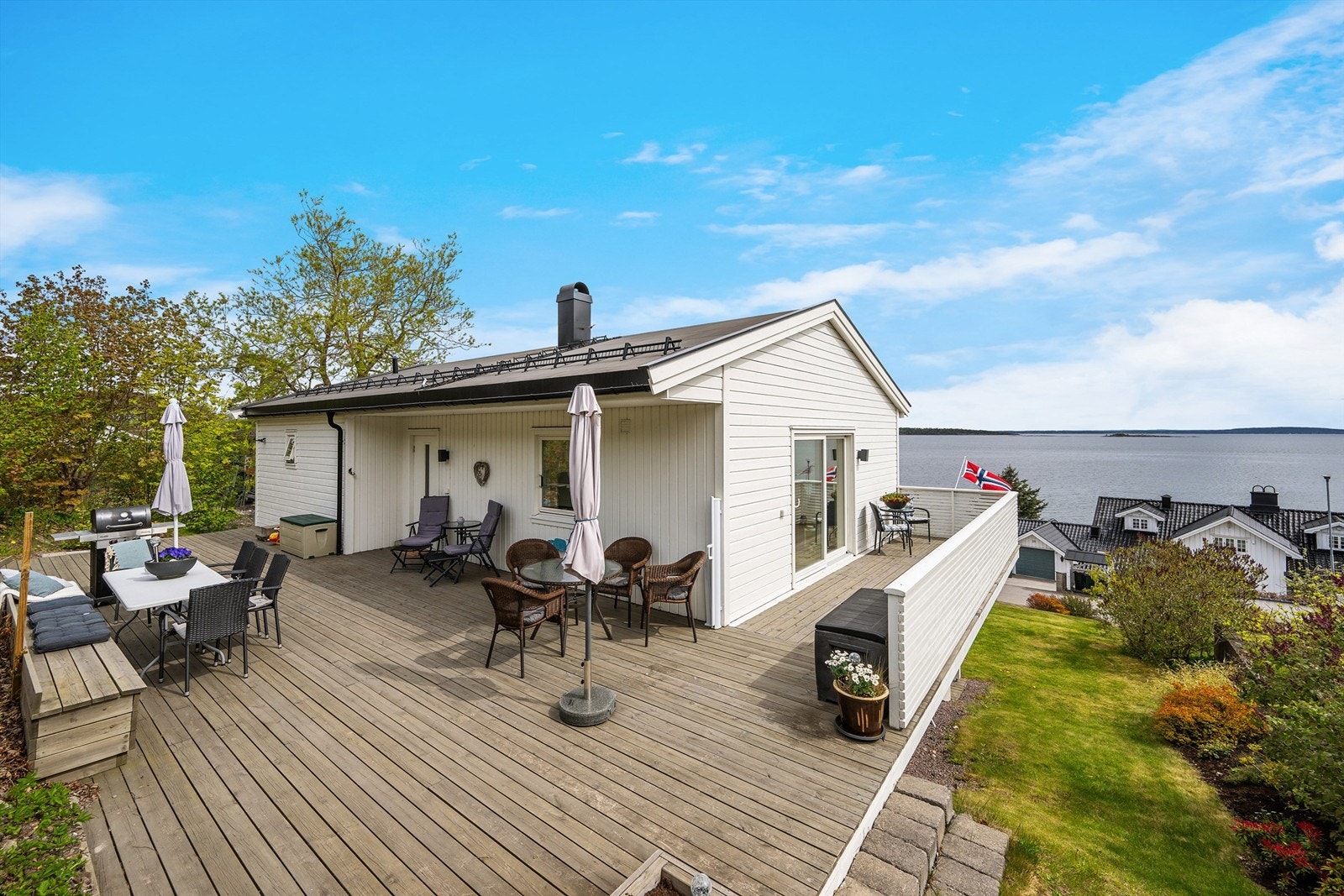 Fra stuen og inngangspartiet på øvre plan, er det utgang til en syd- og vestvendt terrasse på hele 72 m². Galleribilde