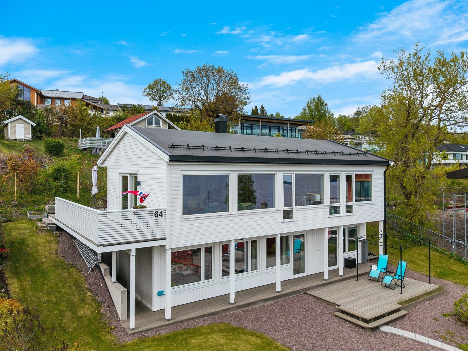 Fasaden har store vinduer og dører med vindusfelt som sørger for å hente inn den flotte utsikten til Oslofjorden. Galleribilde