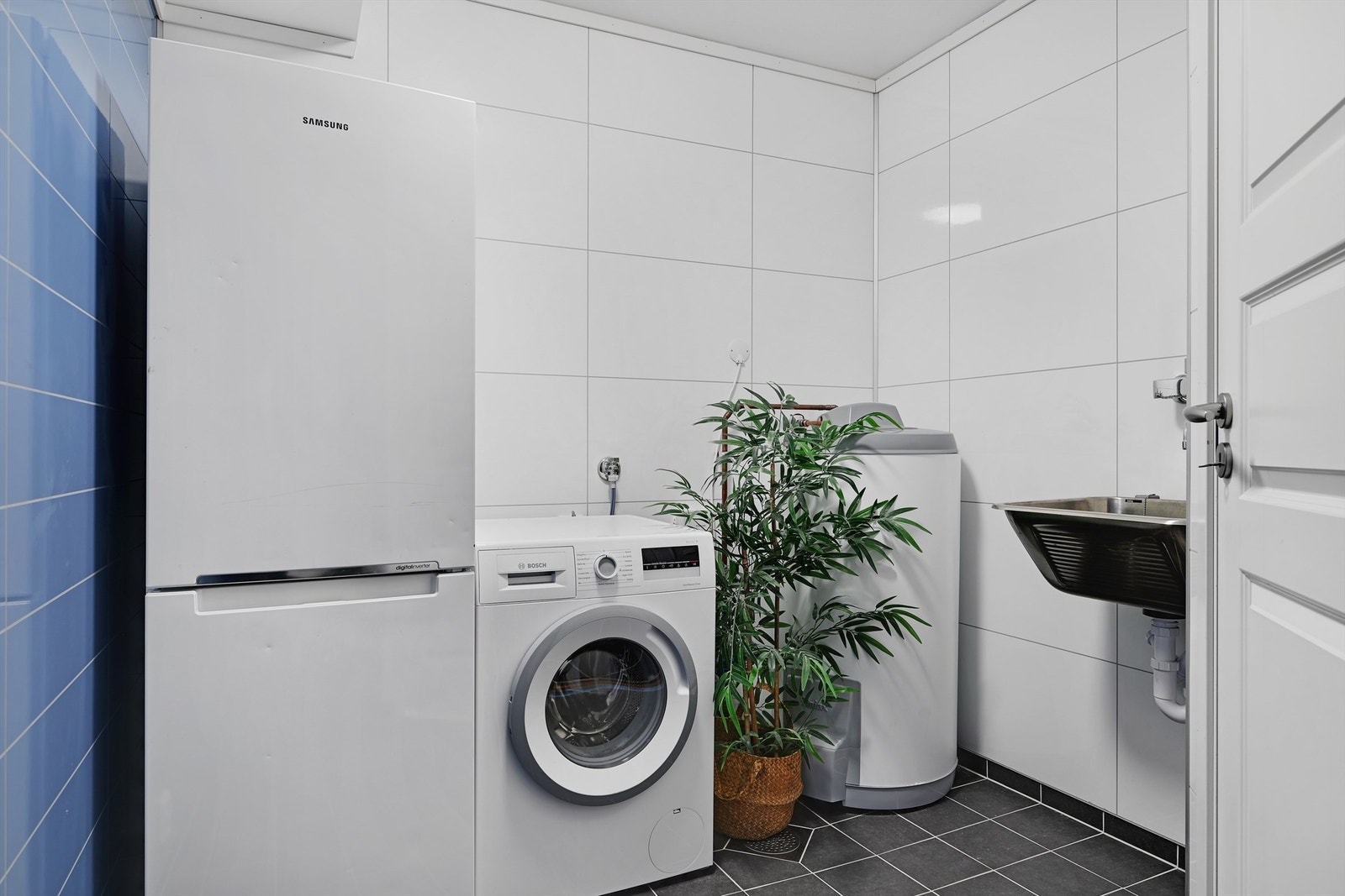 Praktisk med separat vaskerom med skyllekum og plass/opplegg for vaskemaskin. Nåværende eiere har også plassert kjøl- og fryseskap på vaskerommet. Galleribilde
