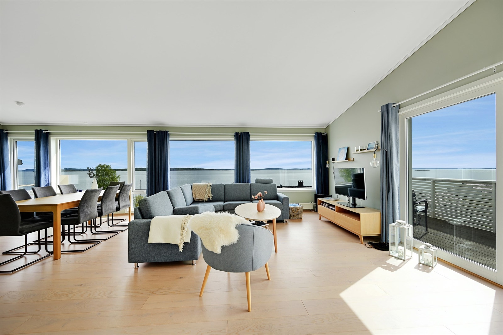 Skyvedøren åpner opp mot den syd- og vestvendte terrassen. Galleribilde