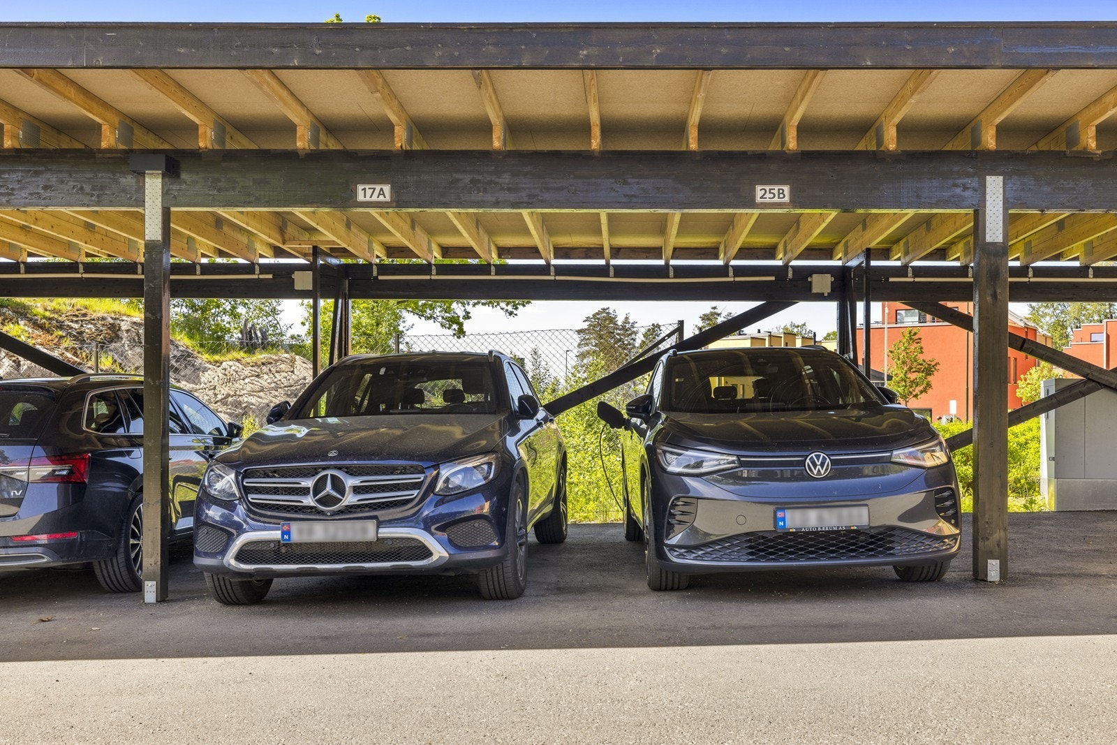 Det medfølger en fast parkeringsplass i felles carportanlegg. Galleribilde