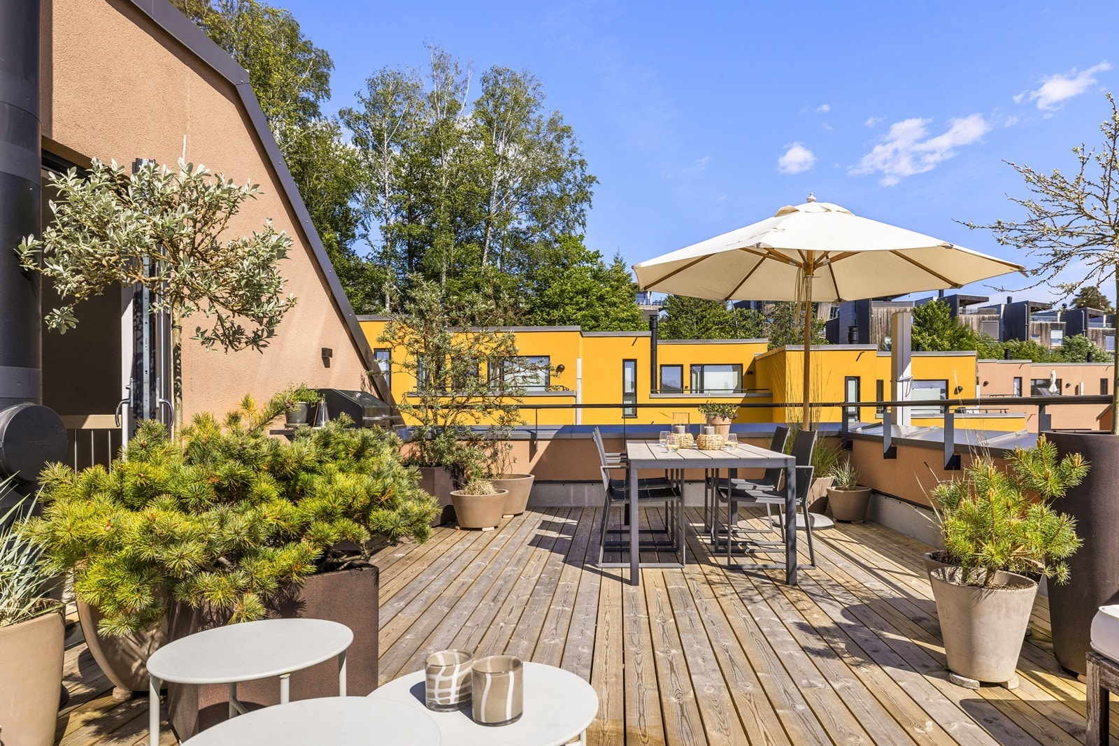 Stor takterrasse på 37 m² med god plass til flere sittegrupper. Galleribilde