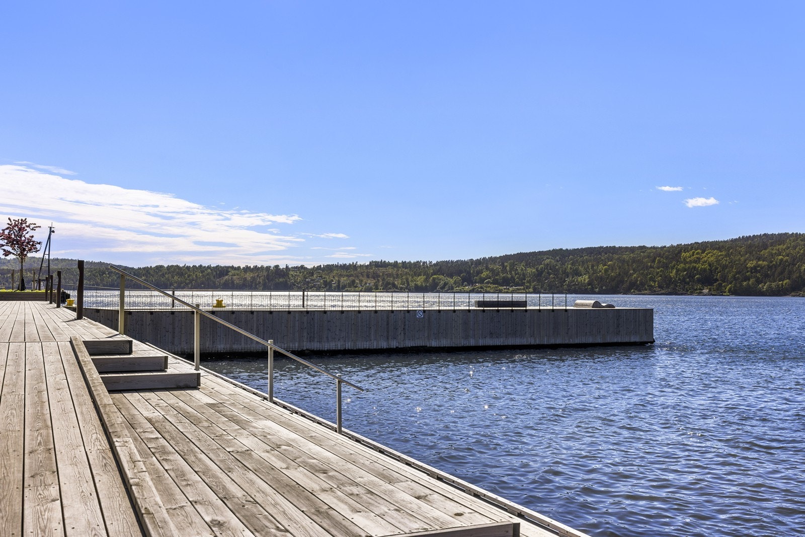 Nærhet til sjøen og flotte turområder langs Mossesundet. Galleribilde