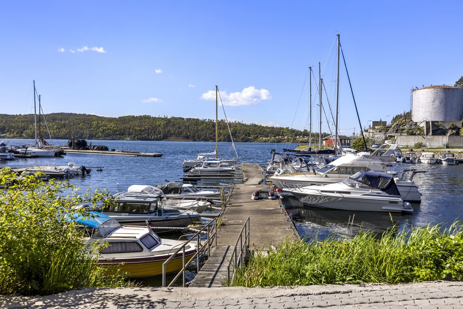 Kort vei til småbåthavn og maritime omgivelser. Galleribilde