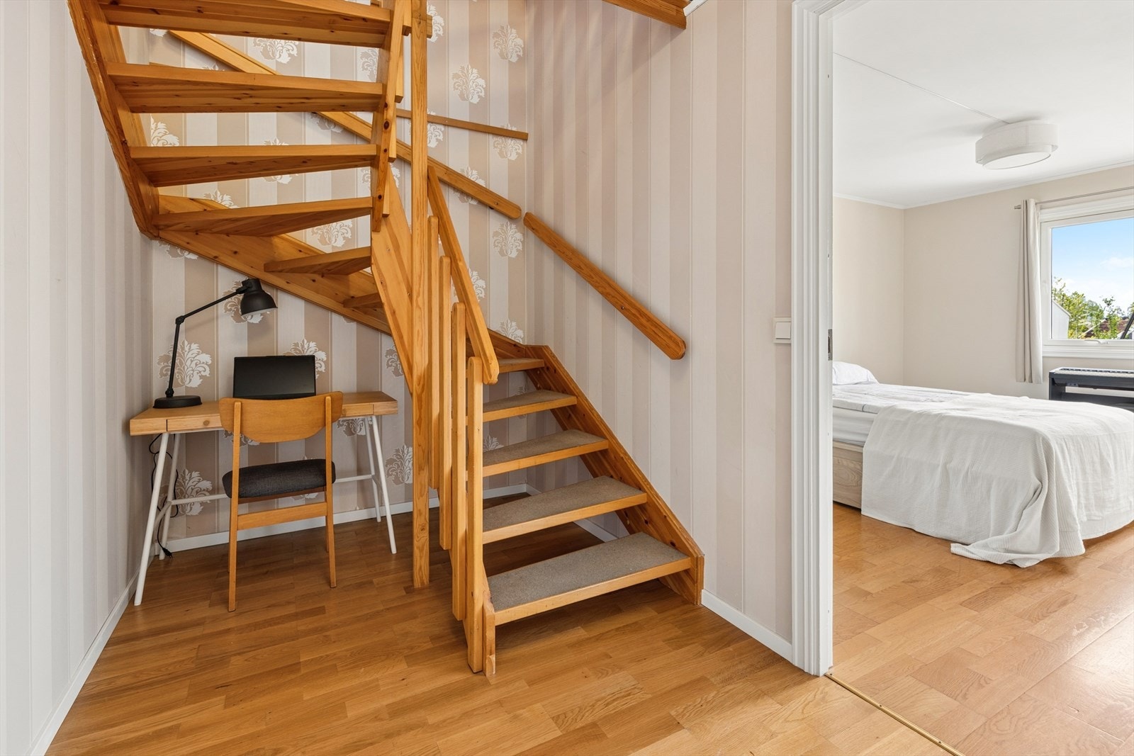 Trappen ned i underetasjen. Mulig med en kontorløsning under trappen. Galleribilde