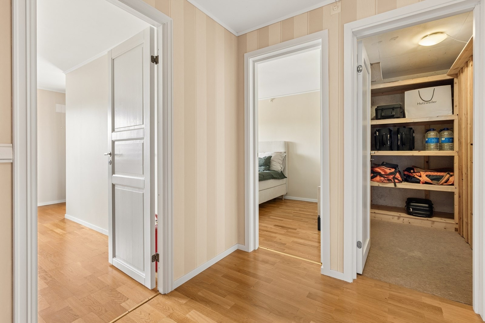 Fra trappen har du tilgang til to soverom, bad og bod. Galleribilde