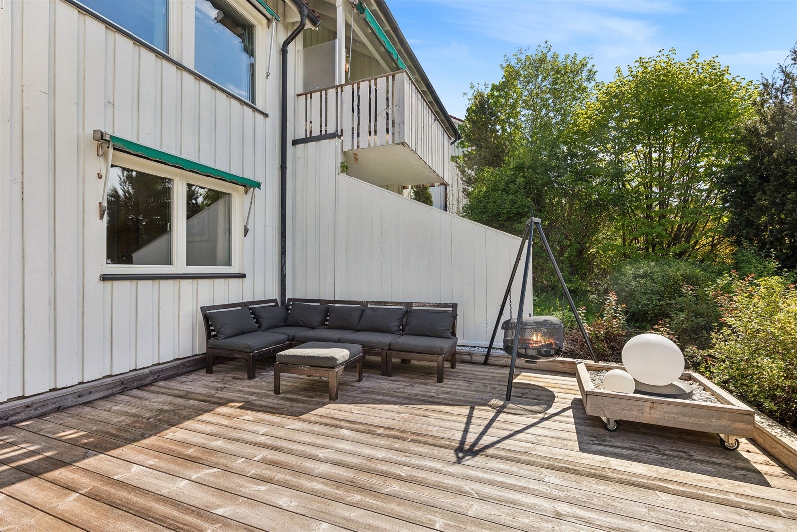 Terrassen har god plass til sofagruppe, grill, bålpanne og mye mer. Galleribilde