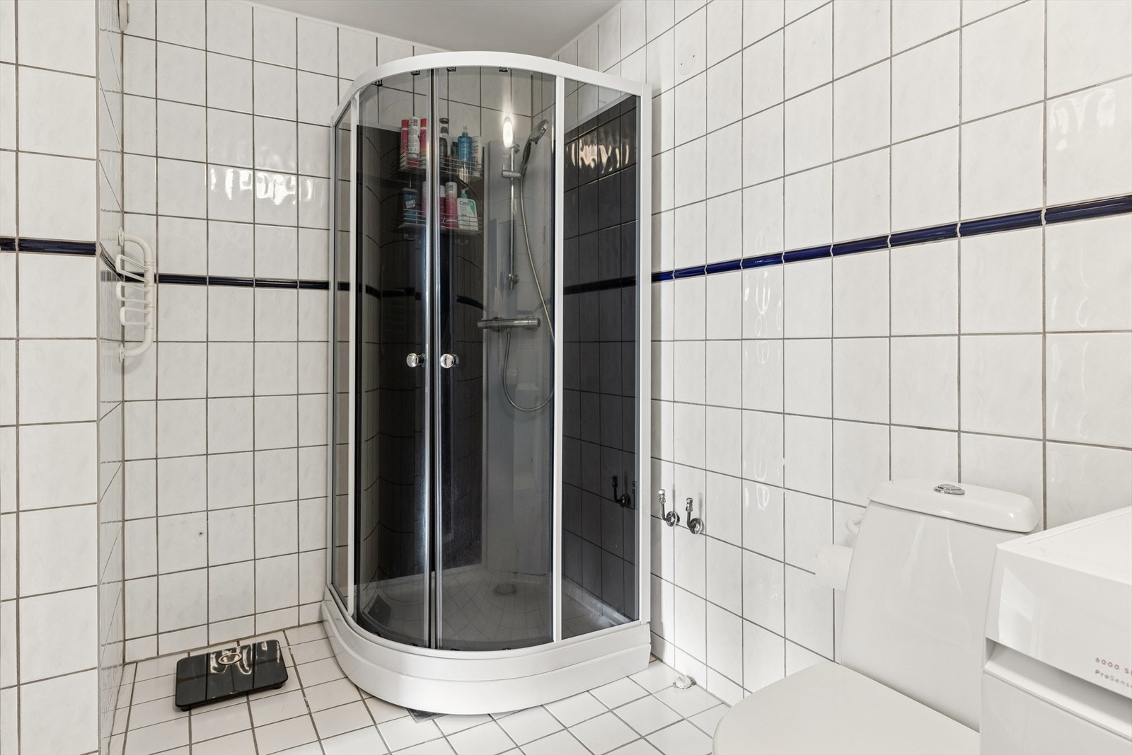 Badet har et stort og fint dusjkabinett. Galleribilde