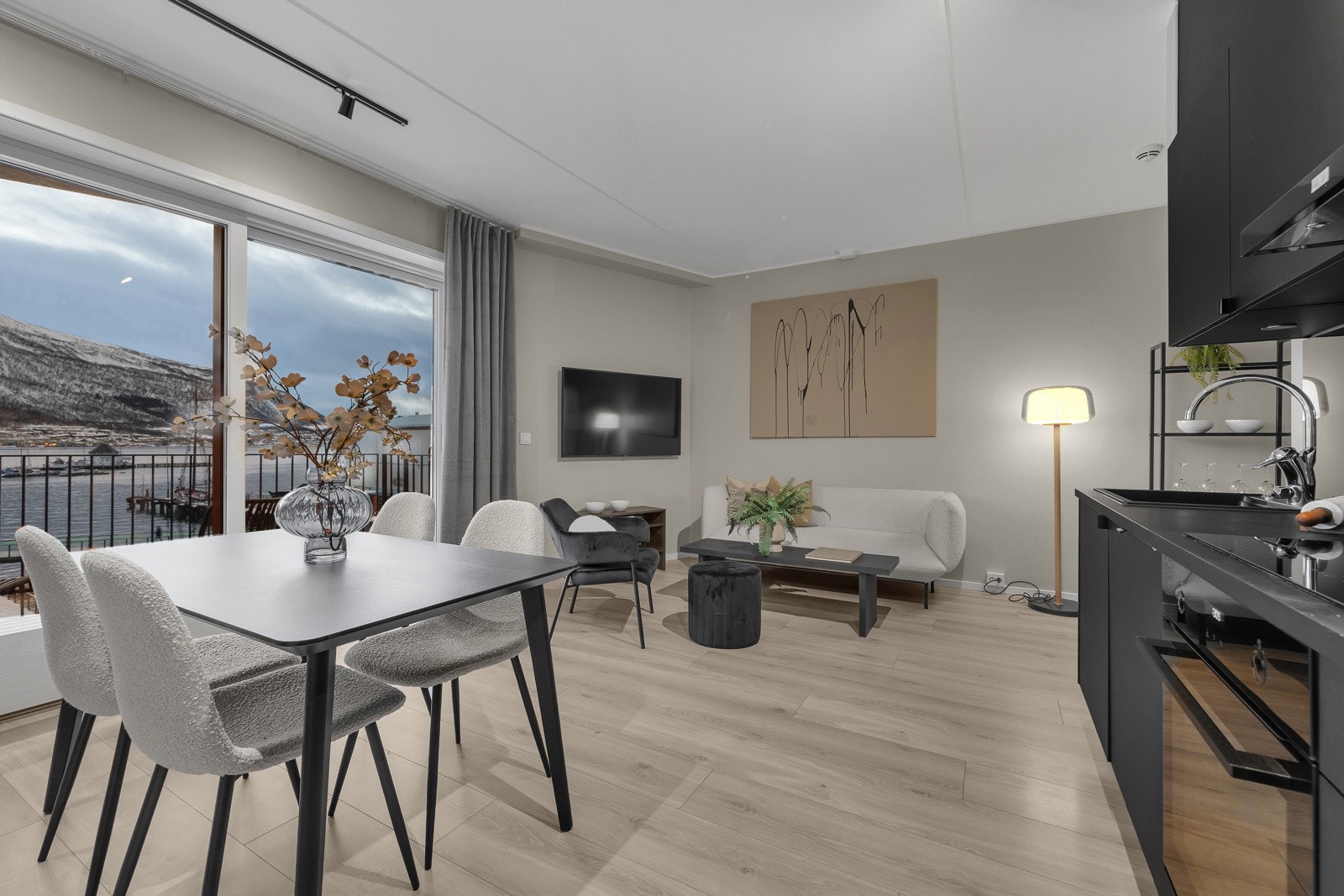 Storhaug + Partnere presenterer denne flotte toppetasjeleiligheten i Cortenbygget på Vervet! Galleribilde