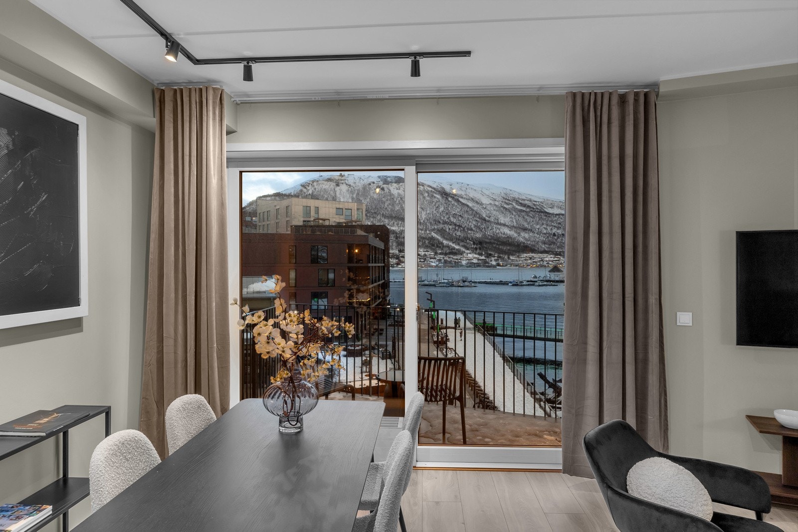 Store vindusflater og rikelig med lysinnslipp. Galleribilde