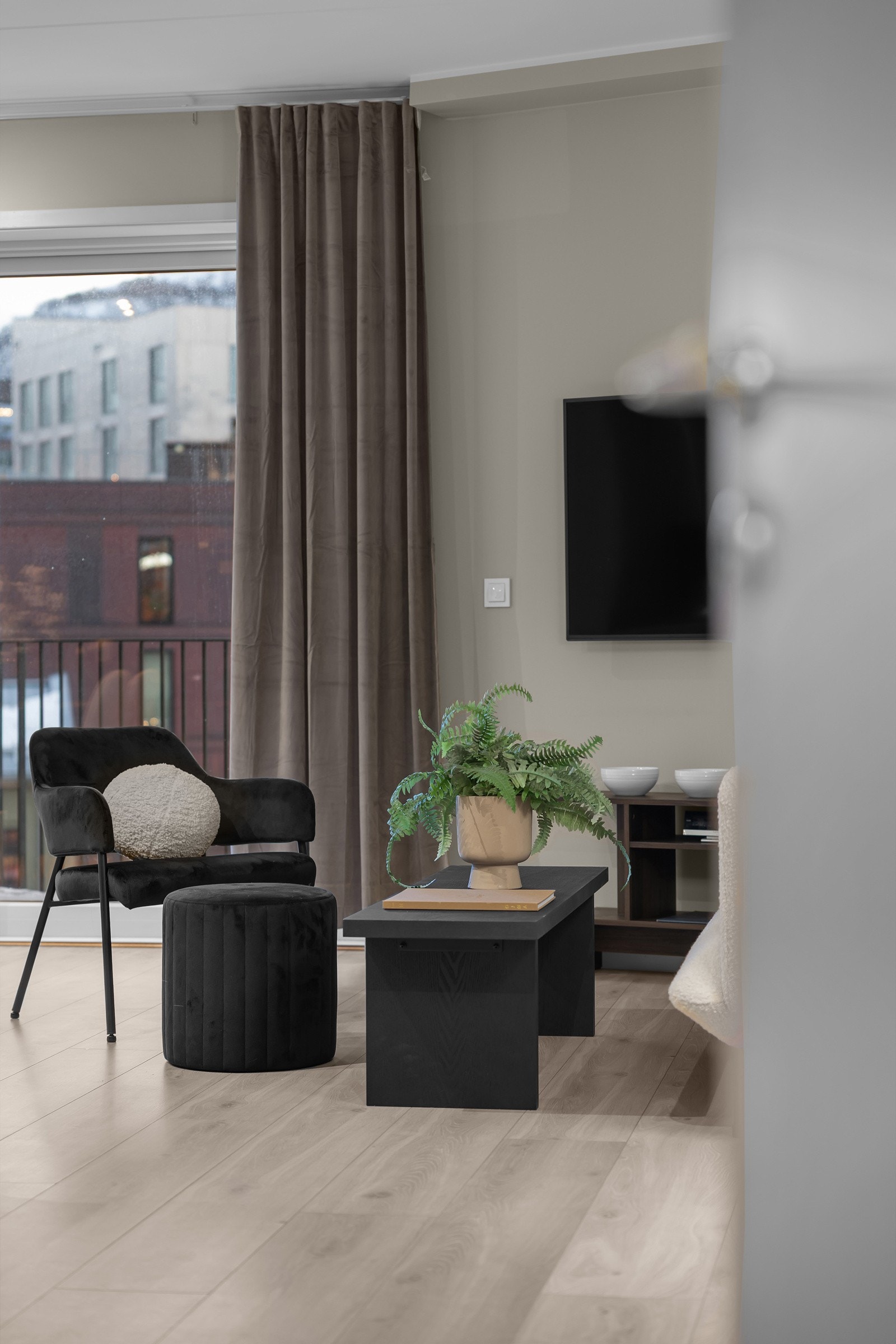 Møbelpakke og hvitevarer følger med i handelen. (Dette er en annen møbelpakke. Møbelpakke som følger denne leilighet vil vises på visning) Galleribilde