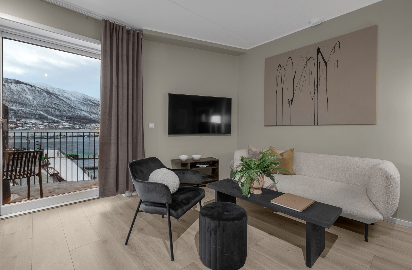 Stilren stue med nydelig utsikt fra øverste plan i bygget. Galleribilde